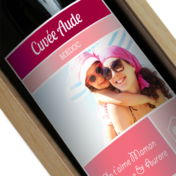 Bouteille de vin avec étiquette rose personnalisée photo