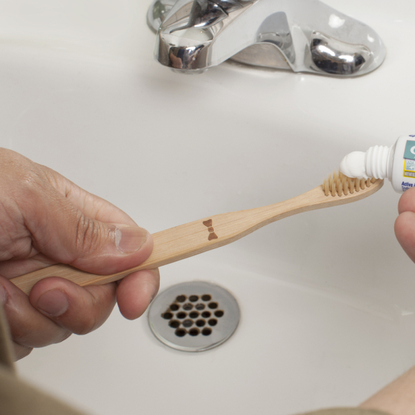 Brosse à dent noeud papillon 