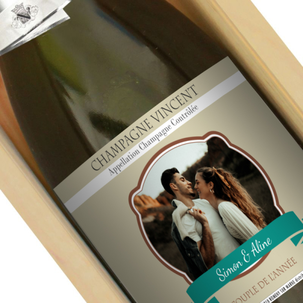 Bouteille de champagne avec étiquette personnalisée photo dans écusson