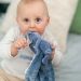 Doudou couverture lapidou brodé bleue avec bébé