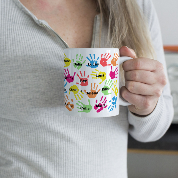 Muki, jossa on lasten kädet ja jossa on heidän etunimensä