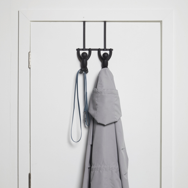 Patère accrochée à une porte 