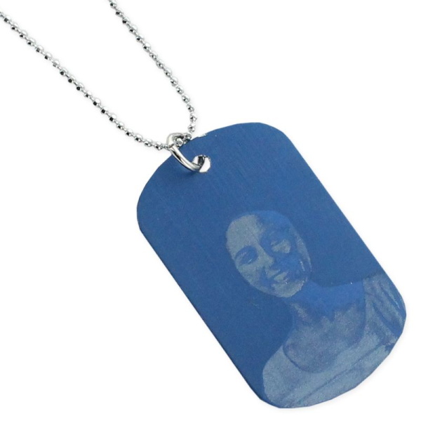 Pendentif plaque bleue gravé avec une photo