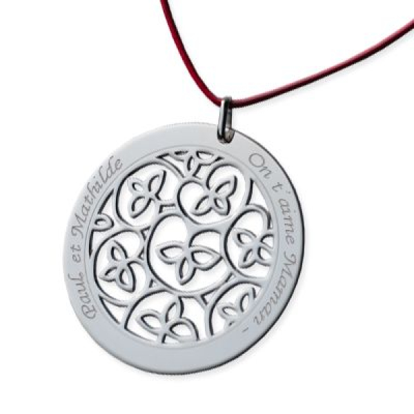 Pendentif rond orné de motifs floraux gravé