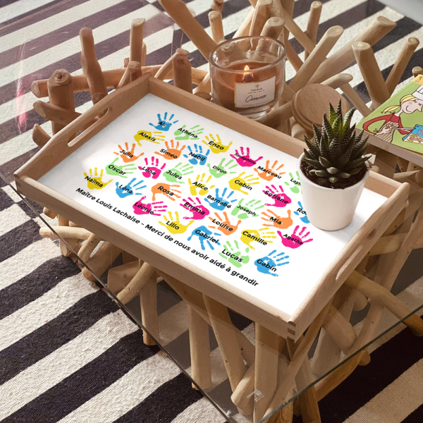 Plateau mains d'enfants colorées
