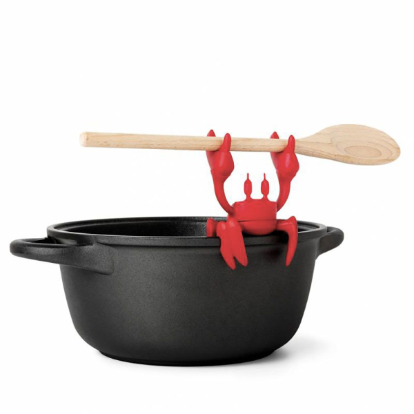 Repose cuillère sur une casserole 