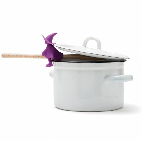 Repose cuillère sur une casserole 