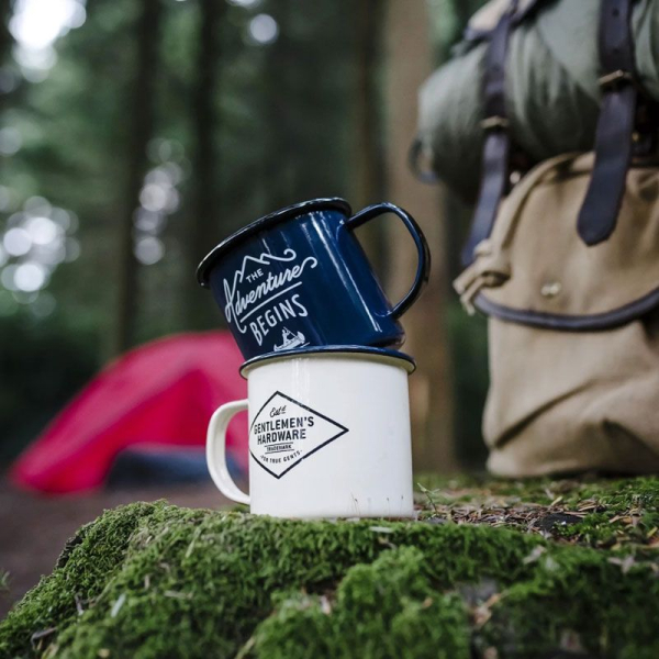 Mug émaillé The Adventure Begins bleu et crème