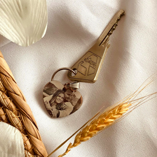 Heart-shaped key ring with engraved photo