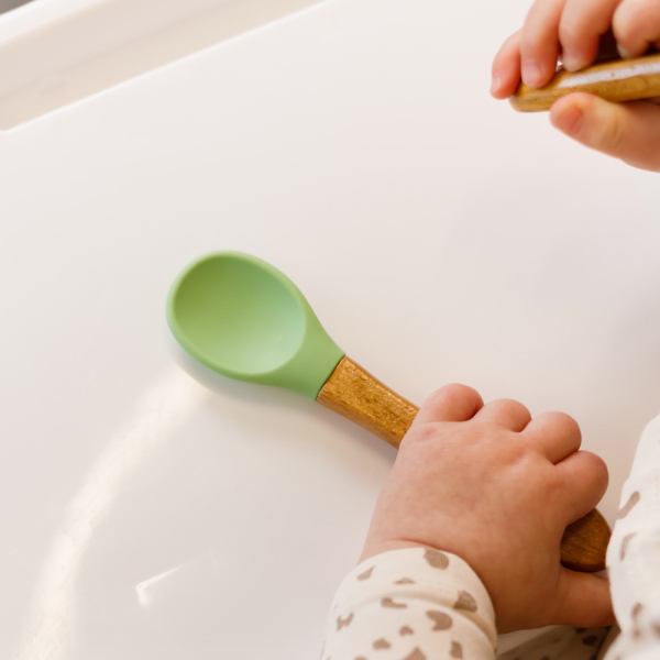 Babybestikk i silikon og tre med inngravert design
