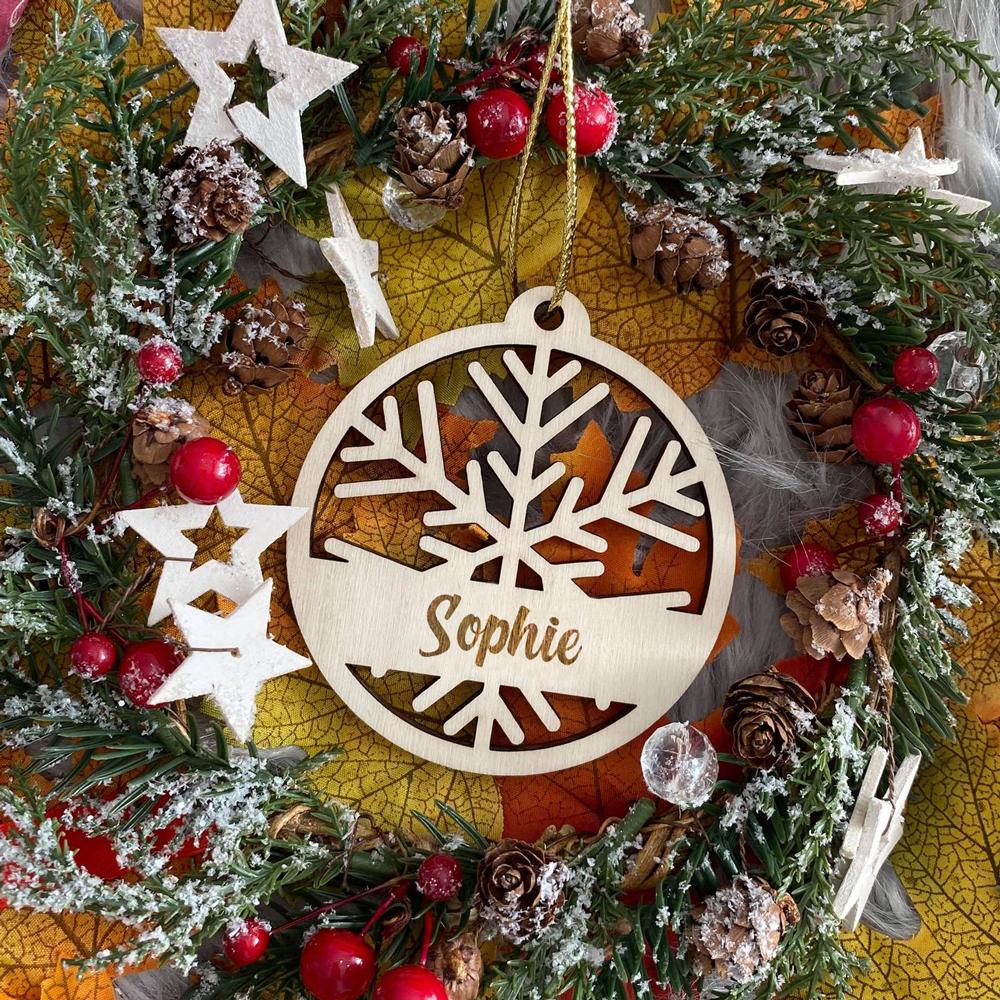 Boule de Noël en bois gravée prénom Flocon de neige