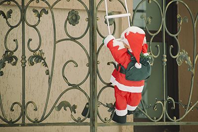 Père Noël escaladant une grille