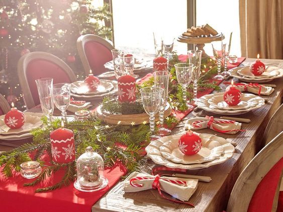 Décoration De Noël Avec Bougie Rouge Sur La Table En Bois. Noël