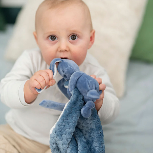 Broderad filt med kanin