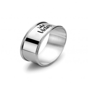 Servettring i silver med namn och motiv